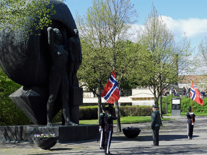 Kong Harald la ned krans ved Nasjonalmonumentet. Foto: Sven Gj. Gjeruldsen, Det kongelige hoff